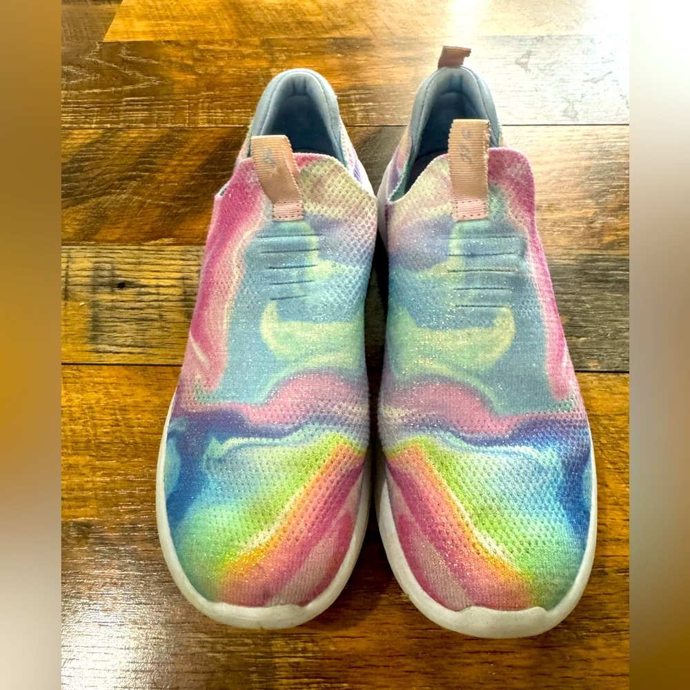 Girls Skechers Ultra Flex slip on sneakers. Size y4.